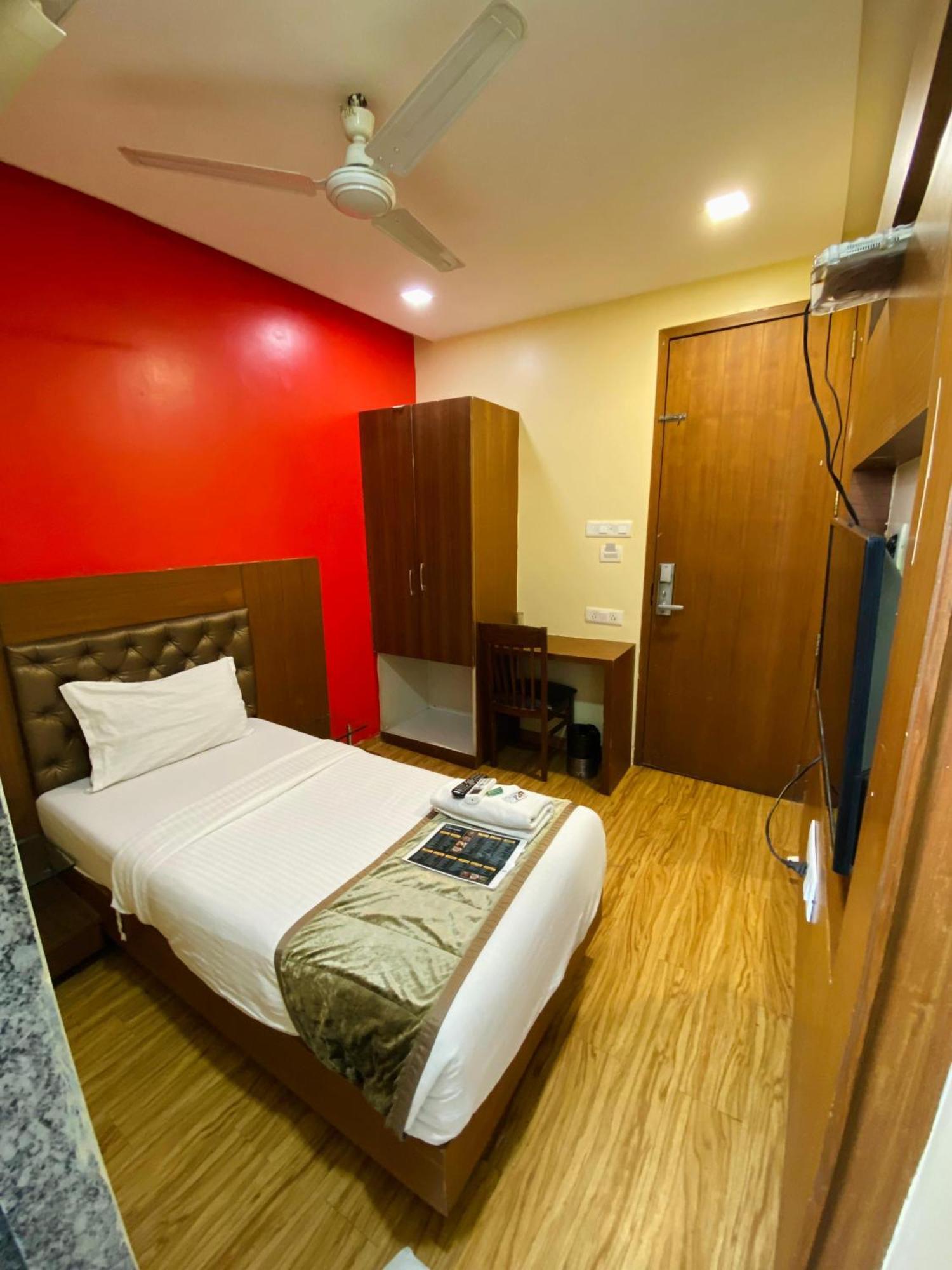 Hotel Arton Regency Near Terminal 2 Airport ムンバイ エクステリア 写真