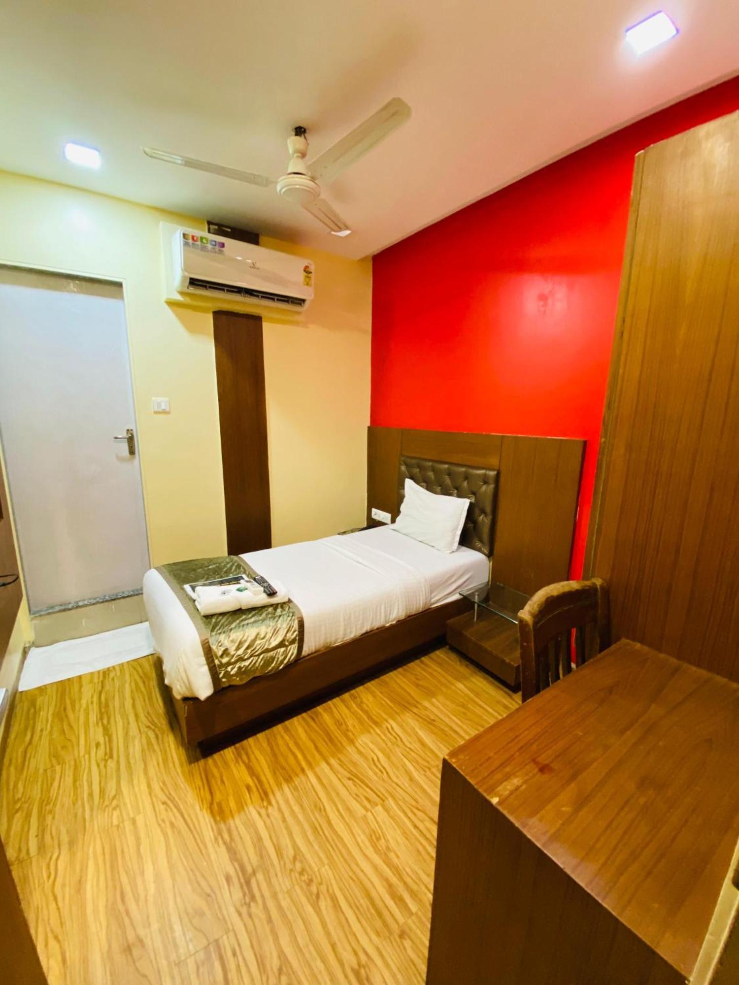 Hotel Arton Regency Near Terminal 2 Airport ムンバイ エクステリア 写真