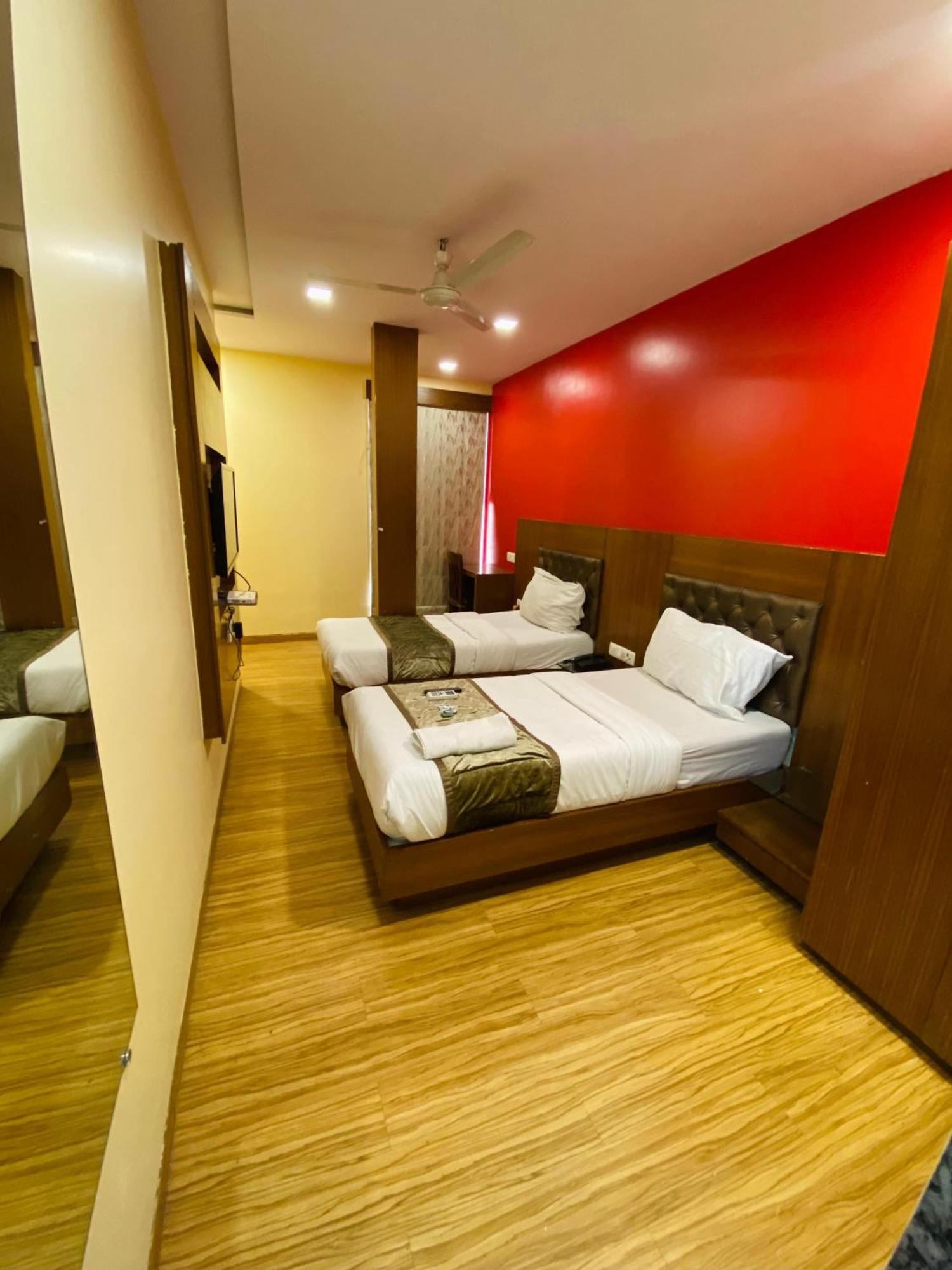 Hotel Arton Regency Near Terminal 2 Airport ムンバイ エクステリア 写真